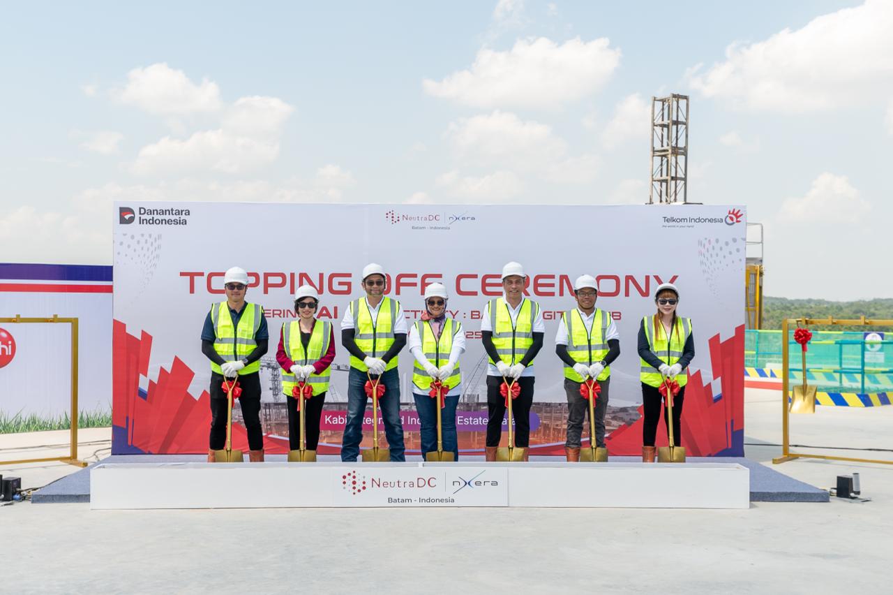 Direktur Utama Telkom Dian Siswarini (tengah) bersama Direktur Strategic Business Development & Portfolio Telkom Seno Soemadji (ketiga dari kiri), CEO NeutraDC Group Andreuw Th.A.F (ketiga dari kanan), serta jajaran Direksi dan Dewan Komisaris NeutraDC Group, saat melakukan topping off ceremony gedung pertama data center NeutraDC Nxera Batam (BTM-1), pada bulan Oktober 2025 lalu.