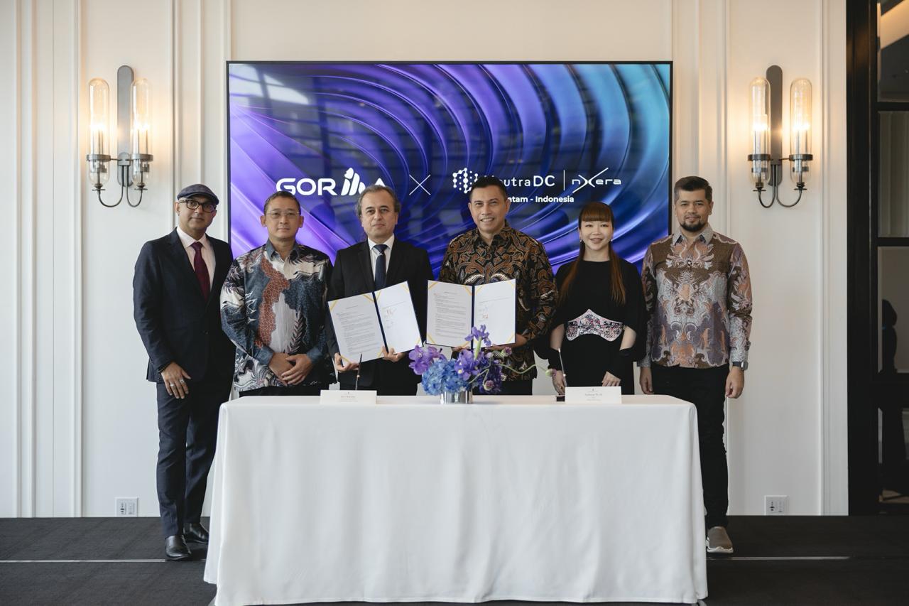 Sesi penandatangan kesepakatan kerja sama yang dilakukan oleh CEO NeutraDC Group Andreuw Th.A.F (ketiga dari kanan) dan Chairman & CEO Gorilla Technology Jay Chandan (ketiga dari kiri), disaksikan langsung oleh Komisaris NeutraDC Nxera Batam Cyndi Pei (kedua dari kanan), Group CTO Gorilla Technology Rajesh Natarajan (paling kiri), yang digelar di Bangkok, Thailand, pada bulan Mei 2026 lalu.