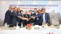 (Kiri ke Kanan) Direktur Legal & Compliance Andy Kelana, Direktur Strategic Business Development & Portfolio Seno Soemadji, Direktur Network Nanang Hendarno, Direktur Enterprise & Business Service Veranita Yosephine, Direktur Utama Dian Siswarini, Direktur Human Capital Management Willy Saelan, Direktur Keuangan & Manajemen Risiko Arthur Angelo Syailendra, Direktur IT Digital Faizal R. Djoemadi, Direktur Wholesale & Internasional Service Budi Satria Dharma Purba usai agenda RUPS Tahunan tahun buku 2025 yang dilaksanakan secara daring di Jakarta, Senin (8/6).