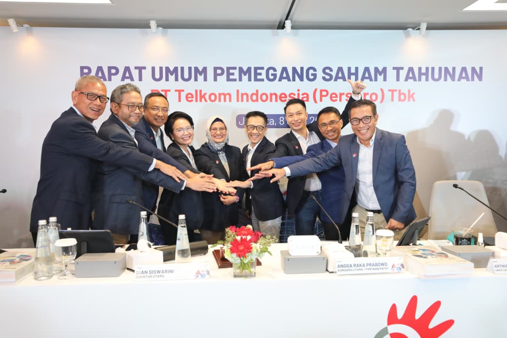(Kiri ke Kanan) Direktur Legal & Compliance Andy Kelana, Direktur Strategic Business Development & Portfolio Seno Soemadji, Direktur Network Nanang Hendarno, Direktur Enterprise & Business Service Veranita Yosephine, Direktur Utama Dian Siswarini, Direktur Human Capital Management Willy Saelan, Direktur Keuangan & Manajemen Risiko Arthur Angelo Syailendra, Direktur IT Digital Faizal R. Djoemadi, Direktur Wholesale & Internasional Service Budi Satria Dharma Purba usai agenda RUPS Tahunan tahun buku 2025 yang dilaksanakan secara daring di Jakarta, Senin (8/6).