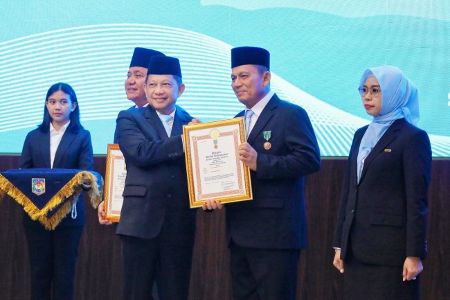 Gubernur Kepulauan Riau Ansar Ahmad menerima Satyalancana Wira Karya dari pemerintah pusat atas keberhasilannya mengelola, mengembangkan, dan membangun sektor kelautan serta perikanan di Kepri.