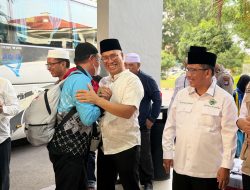 46 Jamaah Haji Anambas Tiba di Batam, Disambut Langsung Bupati Aneng