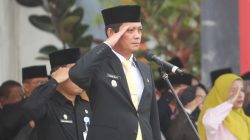 Wakil Bupati Anambas Raja Bayu Gunadian saat pimpin upacara