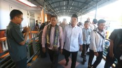 Wakil Bupati Anambas Raja Bayu sambut Katua Pengadilan Agama Anambas saat tiba di Tarempa di pelabuhan Sri Siantan