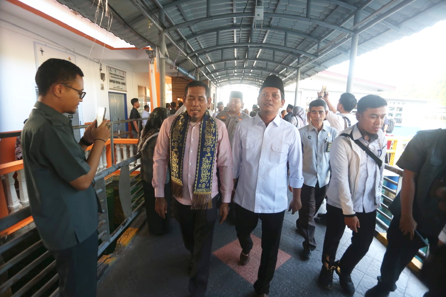 Wakil Bupati Anambas Raja Bayu sambut Katua Pengadilan Agama Anambas saat tiba di Tarempa di pelabuhan Sri Siantan