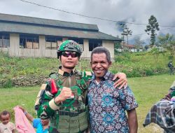 Sambangi Kampung Lungguneri, Prajurit Yonif 136/Tuah Sakti Pererat Kebersamaan dengan Warga Puncak Jaya