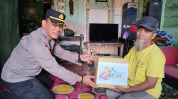 Kapolsek Jemaja Iptu Sutomo saat serahkan bantuan Sosial kepada warga