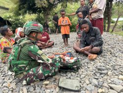 Pelayanan Kesehatan Keliling Satgas Yonif 136/Tuah Sakti Di Wilayah Pos KP 55