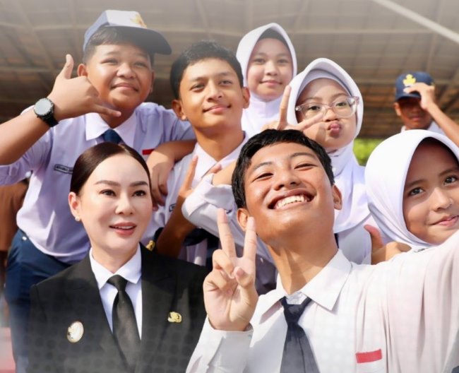Pada peringatan Hari Lahir Pancasila 2026, Plh Wali Kota Batam Li Claudia Chandra mengajak masyarakat memperkuat persatuan, menjaga kerukunan, dan mengamalkan nilai-nilai Pancasila dalam kehidupan sehari-hari.