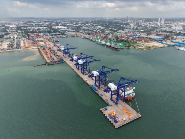 Direct call Batu Ampar tumbuh 212 persen sepanjang Januari-Mei 2026. Kenaikan kunjungan kapal dan volume peti kemas memperkuat posisi Batam sebagai pusat logistik dan perdagangan internasional di Selat Malaka.