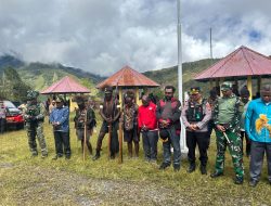 Bentangkan Bendera Raksasa, Satgas Yonif 136 Gelar Kirab Pancasila di Puncak Jaya