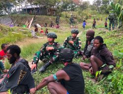 Aksi Humanis di Puncak Jaya, Prajurit Yonif 136 Jenguk Keluarga Berduka di Distrik Kalome