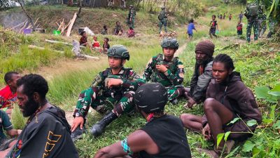 Aksi Humanis di Puncak Jaya, Prajurit Yonif 136 Jenguk Keluarga Berduka di Distrik Kalome