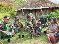 Satgas Yonif 136/Tuah Sakti Melalui Pos Kalome Melaksanakan Anjangsana ke Masyarakat Distrik Kalome Kp. agape Wujud Nyata Kepedulian TNI Kepada Masyarakat