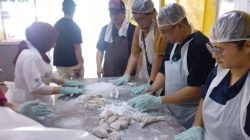FJP Kepri Berkesempatan langsung membuat lekor di Keropok Haji Puteh, Mersing, sehingga tidak hanya membeli oleh-oleh.