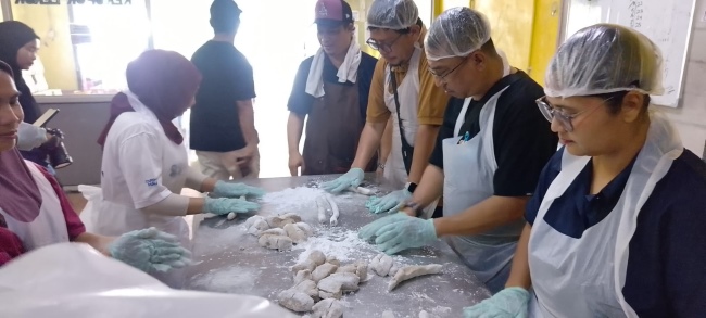 FJP Kepri Berkesempatan langsung membuat lekor di Keropok Haji Puteh, Mersing, sehingga tidak hanya membeli oleh-oleh.