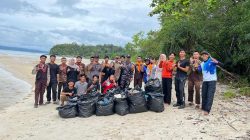 Hari Lingkungan Hidup Sedunia di Lingga, Ratusan Warga Bersihkan Pantai Moyang dan Deklarasi Jaga Alam