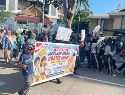 Lautan Putih 7.000 Pelajar dan Guru Kepung Dataran Engku Putri, Minta Program MBG Tetap Berjalan