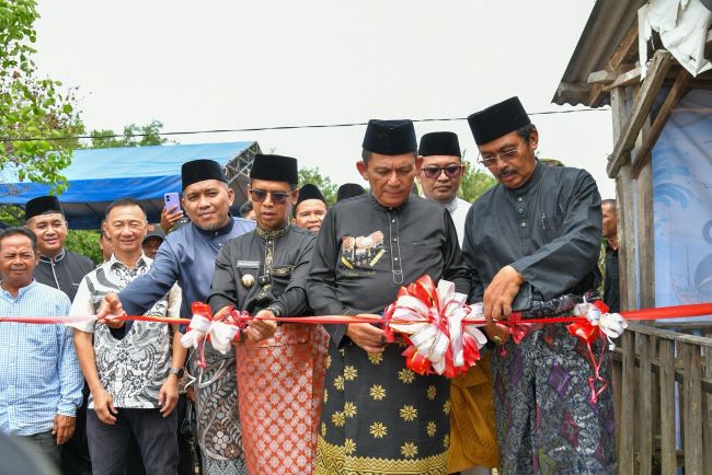 Gubernur Kepri Ansar Ahmad meresmikan Tambatan Perahu Nelayan Teluk Umah di Karimun. Infrastruktur ini mendukung aktivitas nelayan, memperkuat sektor perikanan, dan meningkatkan kesejahteraan masyarakat pesisir.