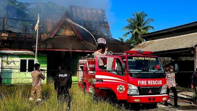 Damkar dan polisi padamkan kebakaran Kantor Perusahaan Daerah Natuna