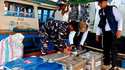 KRI Beladau-643 bawa uang rupiah ke dua pulau di Natuna