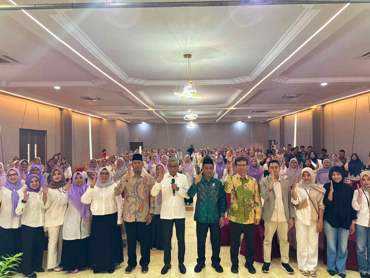 Perempuan Bangsa Kepri menyatakan siap menjadi pelopor Gerakan Relawan Kebajikan Pancasila dalam diskusi BPIP di Batam.