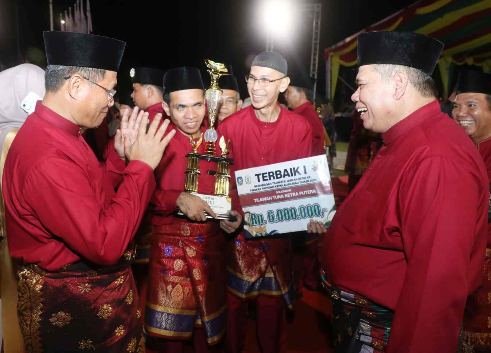 Sekretaris Daerah (Sekda) Kota Batam, Firmansyah (kanan), bersama Asisten Pemerintahan dan Kesejahteraan Rakyat Setdako Batam, Yusfa Hendri, menyampaikan ucapan selamat kepada para kafilah yang telah mengharumkan nama Kota Batam dengan meraih gelar juara umum pada MTQ XII Tingkat Provinsi Kepulauan Riau Tahun 2026.