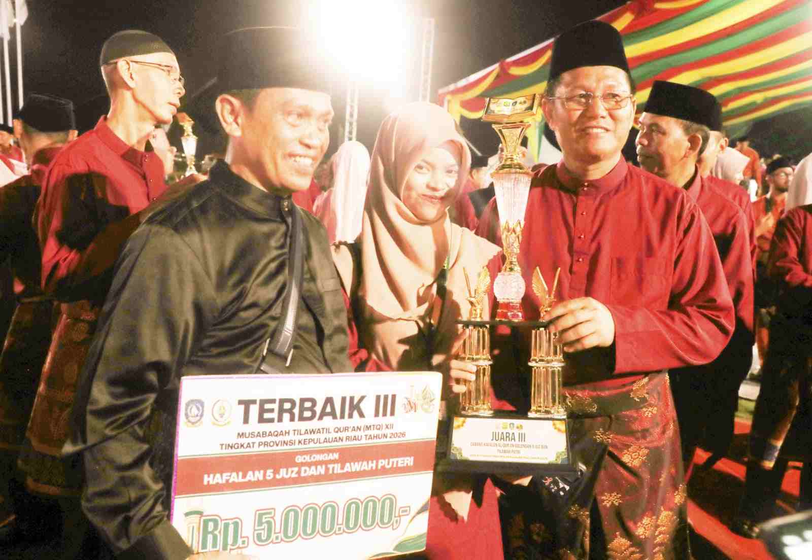 Sekda Kota Batam, Firmansyah (kiri) memebrikan selamat kepada para khafila yang telah mengharumkan nama Batam.