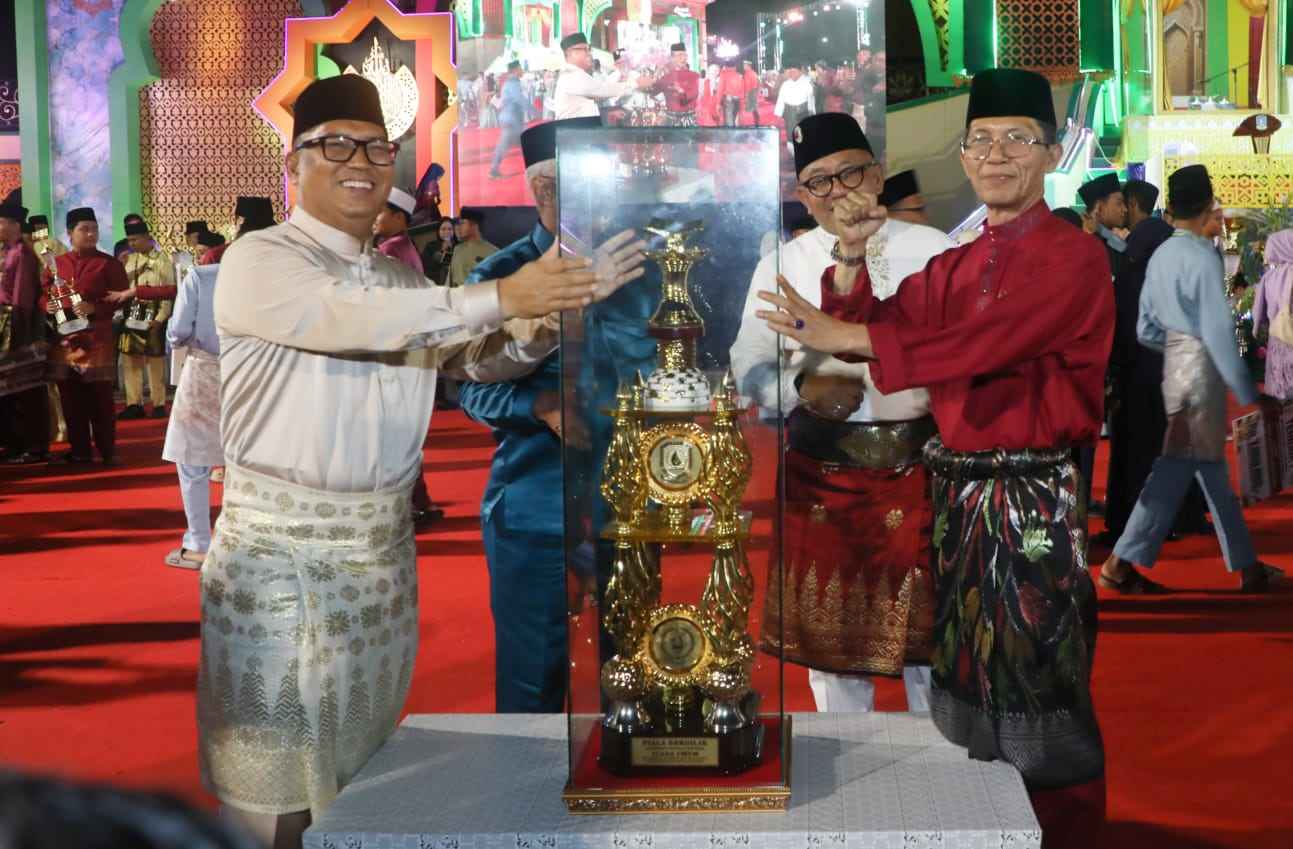 Kota Batam resmi menjadi juara umum MTQ XII Tingkat Provinsi Kepulauan Riau 2026 dengan raihan 347 poin. Wali Kota Amsakar Achmad menyebut prestasi ini sebagai hasil kerja keras seluruh kafilah.