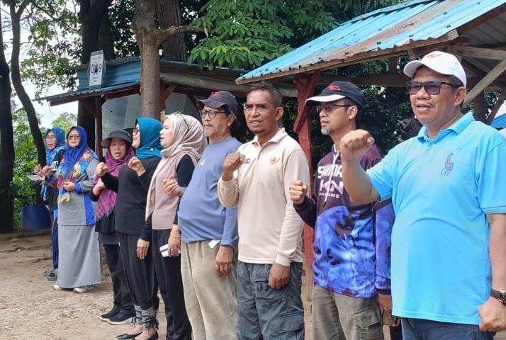 Lurah Tanjungpinggir H.Agus Syofian (topi putih) beserta tamu yang hadir dalam kegiatan Fun Day Out Bond
