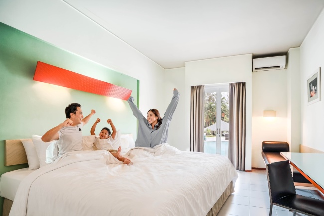 HARRIS Resort Waterfront Batam menghadirkan promo "Pay 2 Stay 3" hingga 31 Agustus 2026. Bayar dua malam gratis satu malam, lengkap dengan sarapan, voucher makan Rp100 ribu, dan berbagai fasilitas rekreasi keluarga.