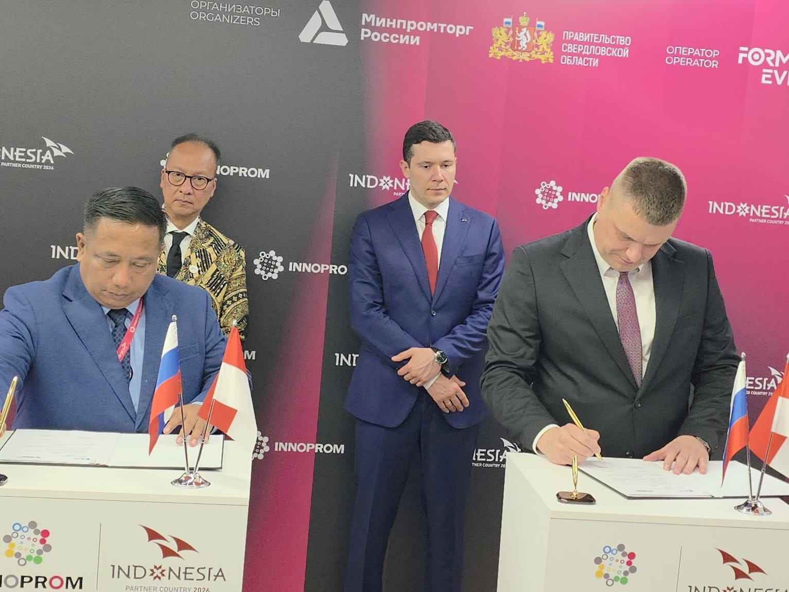 Ketua Umum HKI, Akhmad Maruf Maulana (kiri), menandatangani MoU kerja sama dan investasi bersama CEO asosiasi Rusia, Labudin Mikhail di di Ekaterinburg, Rusia, Selasa (7/7/2026).