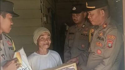 Tebar Kepedulian, Polsek Bunguran Barat Bagikan 10 Paket Bansos kepada Warga kurang Mampu