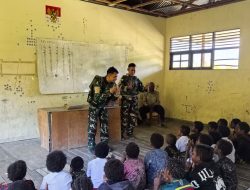 Satgas Yonif 136/Tuah Sakti Memberikan materi belajar di Sekolah Dasar Negeri Kalome Wujud Nyata Kepedulian TNI Kepada Masyarakat