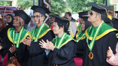 Pemkab Bintan mewisuda 34 warga lulus sekolah lansia