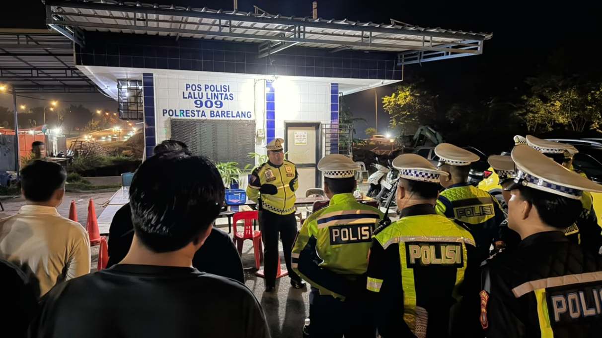 Kasatlantas Polresta Barelang, Kompol Afiditya Arief Wibowo, S.I.K., M.H., memberika arahan seblum razia. Kasatlantas Polresta Barelang, Kompol Afiditya Arief Wibowo, S.I.K., M.H., memberika arahan seblum razia.
