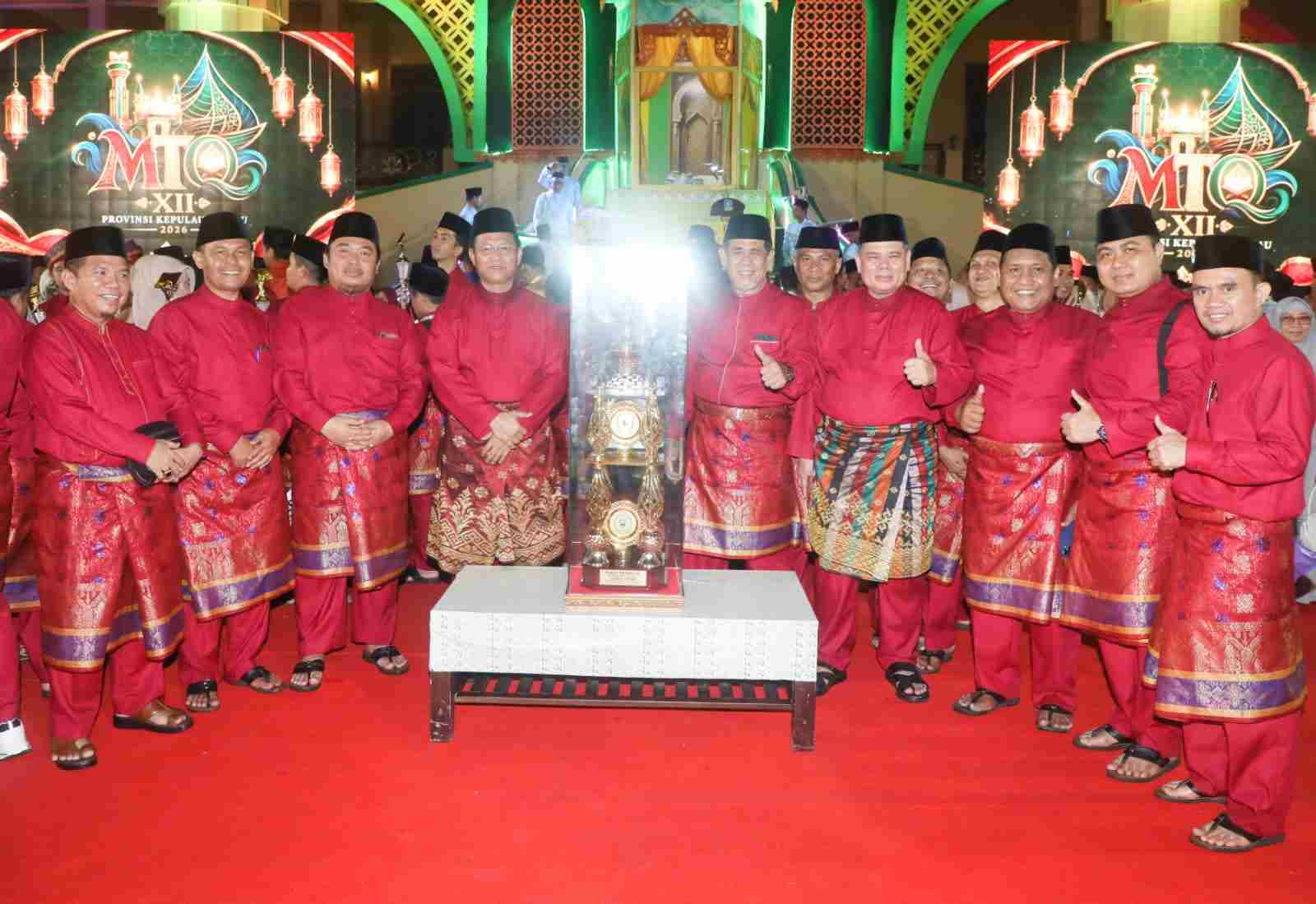 Para ofisial Kafilah Batam bersama jajaran Pemerintah Kota Batam yang hadir pada malam penutupan MTQ XII Tingkat Provinsi Kepulauan Riau 2026 tampak larut dalam suasana sukacita usai Kota Batam berhasil meraih gelar juara umum.