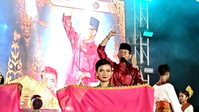 Puisi “Uwak” Karya Amsakar Achmad Menggetarkan Kenduri Seni Melayu 2026, Penonton Larut dalam Haru