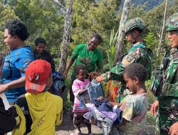 Perkokoh Kemanunggalan TNI-Rakyat, Danpos kotis Satgas Yonif 136/TS Pimpin Langsung Anjangsana di Kampung Wandenggobak