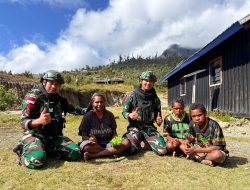 Satgas Yonif 136/TS Pererat Silaturahmi Lewat Anjangsana di Kampung Onendu