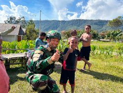 Merajut Dialog di Ujung Senja, Satgas Yonif 136/Tuah Sakti Pererat Kedekatan dengan Warga Kampung Wongdama
