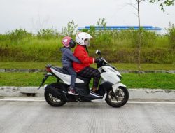 Masih Sering Membonceng Anak di Depan Motor? Ini 7 Tips Aman dari Instruktur Safety Riding Honda