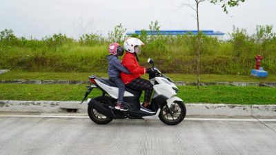 Masih Sering Membonceng Anak di Depan Motor? Ini 7 Tips Aman dari Instruktur Safety Riding Honda