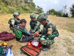 Satgas Yonif 136/Tuah Sakti Hadirkan Patroli Simpatik dan Pelayanan Kesehatan di Kampung Wineri