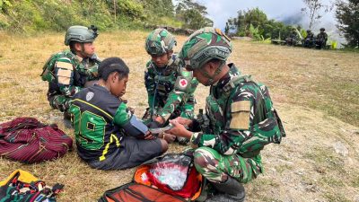 Satgas Yonif 136/Tuah Sakti Hadirkan Patroli Simpatik dan Pelayanan Kesehatan di Kampung Wineri