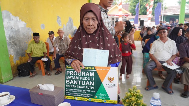 BAZNAS Kota Batam Berbagi zakat
