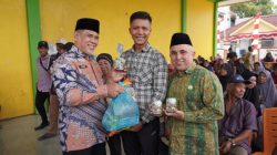 Wakil Ketua III BAZNAS Batam, Achmad Fahmi, S.T (kanan) bersama Kepala Bagian Kesejahteraan Rakyat (Kabag Kesra) H. Syukri Ilyas, S.Ag., M.A. menyerahkan bantuan kepada warga.