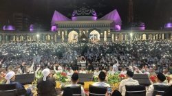 Kepri Bersholawat 3 di Masjid Agung Raja Hamidah, Batam, dihadiri belasan ribu jamaah. Habib Syech bin Abdul Qodir Assegaf mengajak umat memperkuat cinta kepada Rasulullah SAW, menjaga persatuan, dan memperbanyak sholawat.