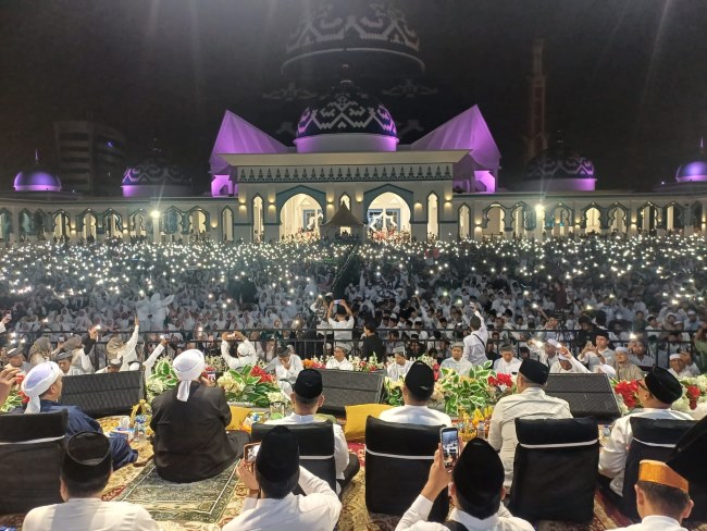 Kepri Bersholawat 3 di Masjid Agung Raja Hamidah, Batam, dihadiri belasan ribu jamaah. Habib Syech bin Abdul Qodir Assegaf mengajak umat memperkuat cinta kepada Rasulullah SAW, menjaga persatuan, dan memperbanyak sholawat.