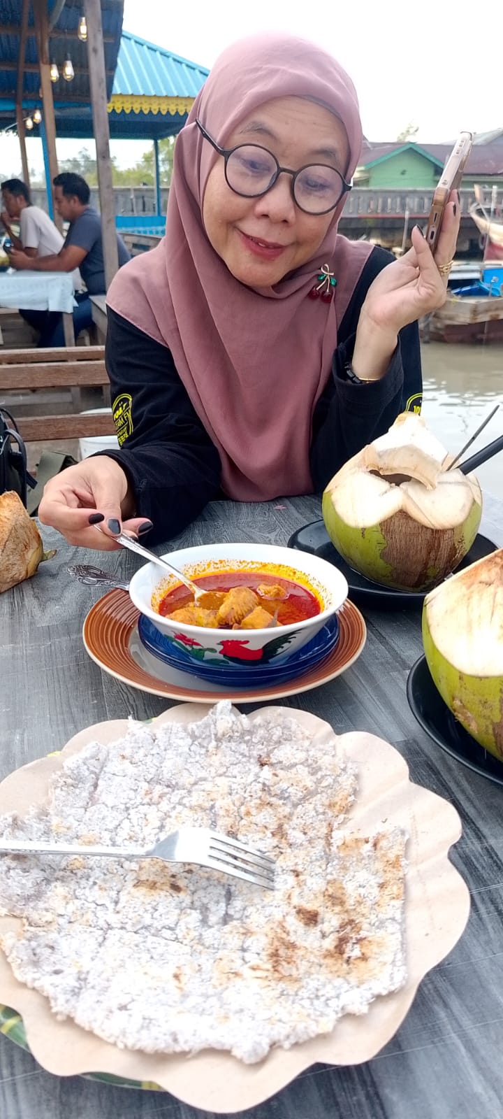 Kuliner khas lingga Lempeng Sagu Cecah Asam Pedas
